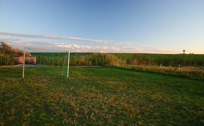 Bolzplatz im südlichen Inseldorf