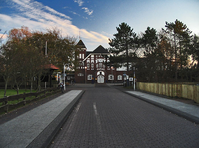 Untere Zedeliusstraße mit Bahnhofsvorplatz