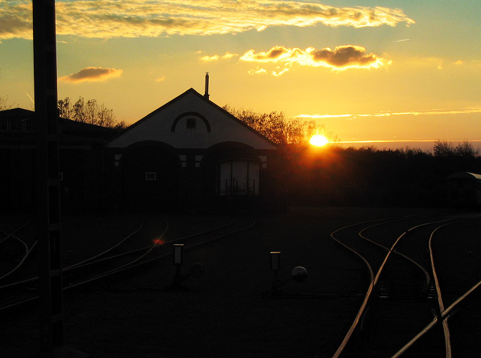 Blick aufs Bahngelände am Abend