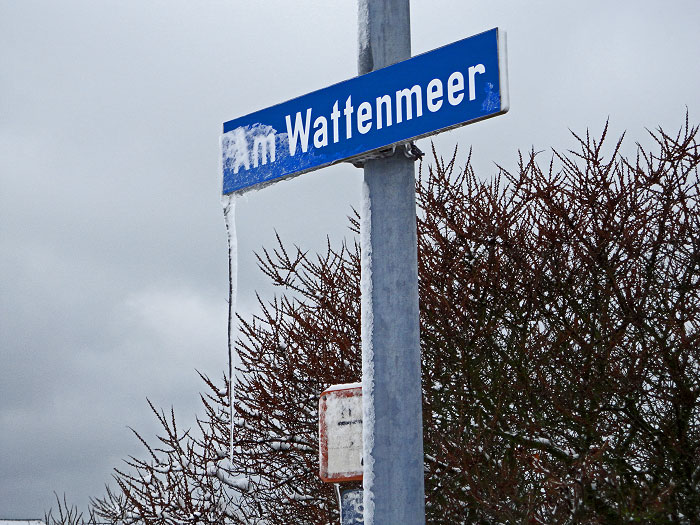 Eiszapfen am Straßenschild