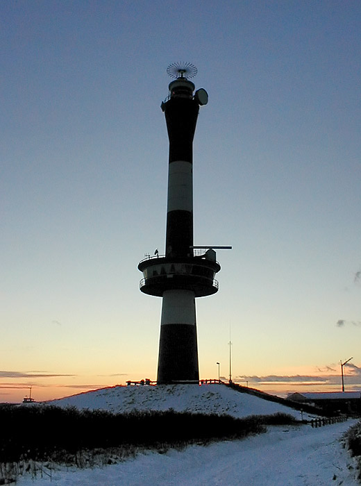 Neuer Leuchtturm in der Abenddämmerung