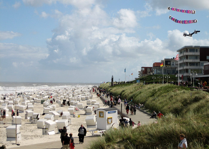 Belebter Hauptstrand im Sommer
