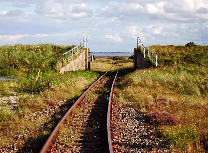 Bahngleise und Deichschart