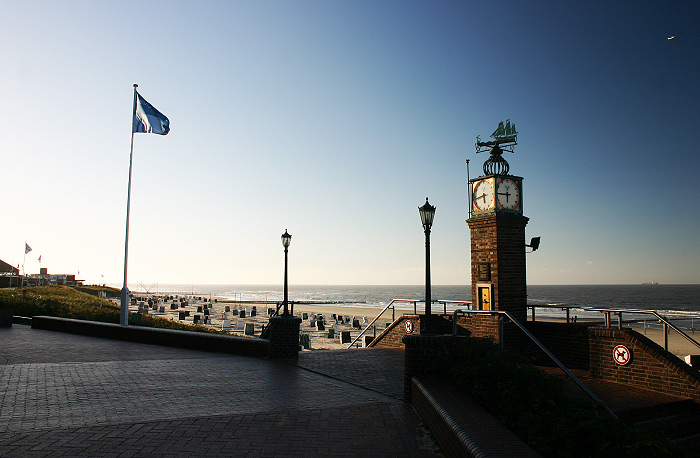 Uhr an der Strandpromenade