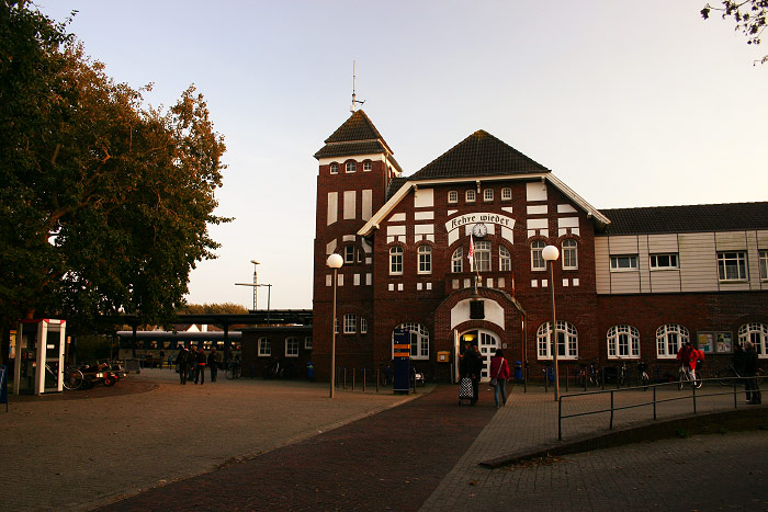 Bahnhofsgebäude am Abend