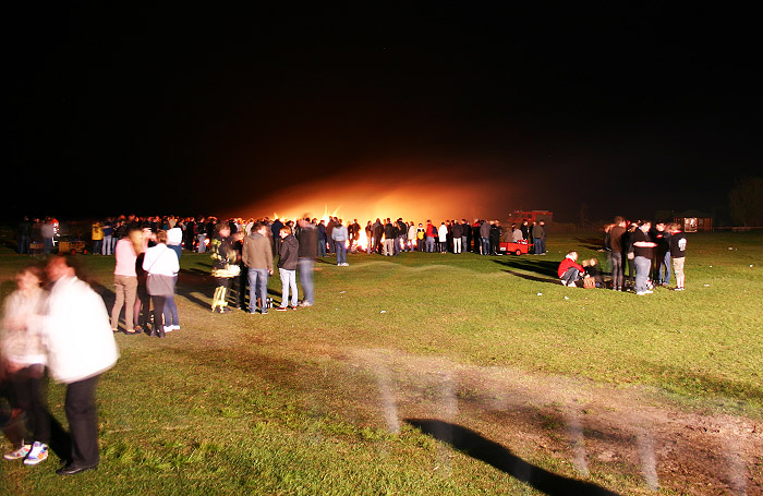 Osterfeuer aus der Ferne gesehen