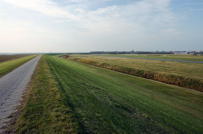 Auf der Deichkrone des Ostgrodendeichs