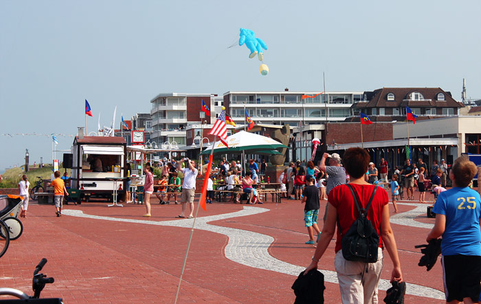 Platz am Meer während des Drachenfestes