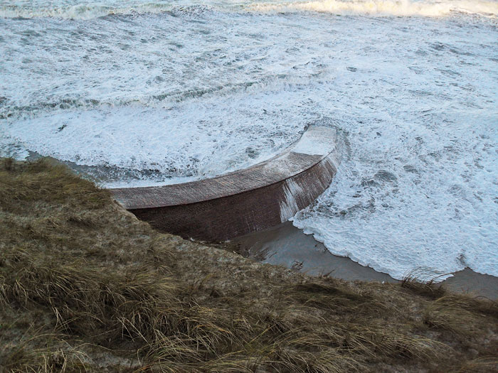 Freigelegte Strandmauer