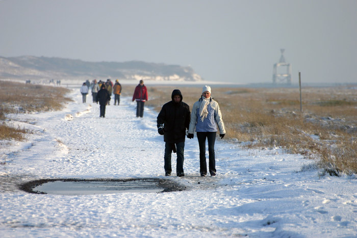 Spaziergänger auf dem Weg zum Ostende