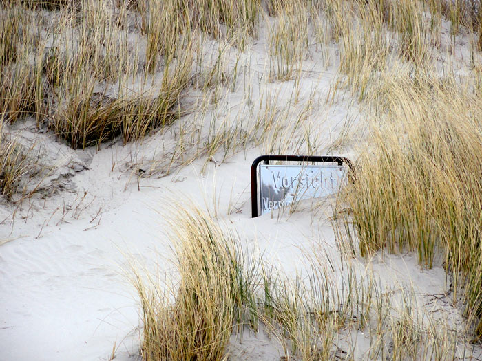 Schild in den Dünen