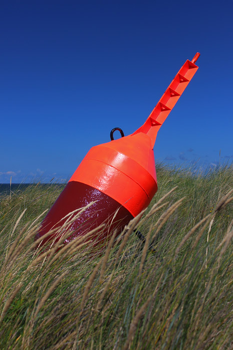 Backbordtonne an der Strandpromenade