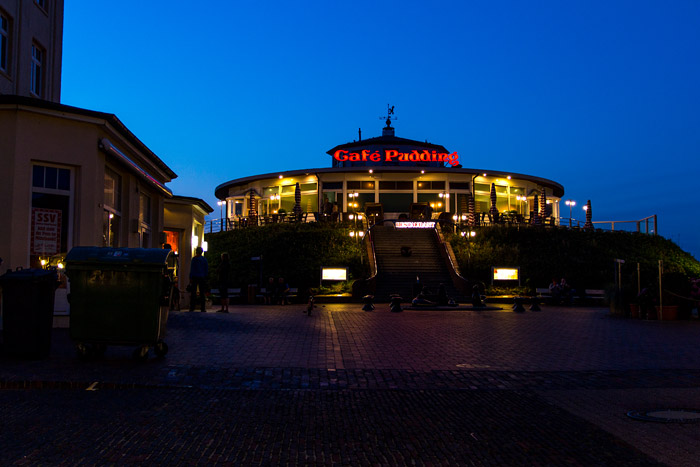 Nordliche Zedeliusstraße in der Abenddämmerung