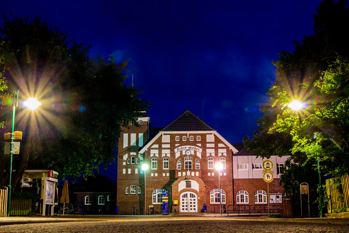 Nächtlicher Bahnhof im Dorf