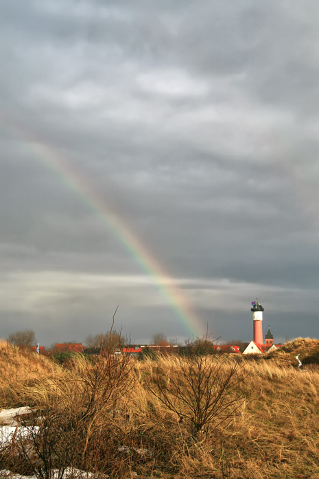 Regenbogen über dem Dorf