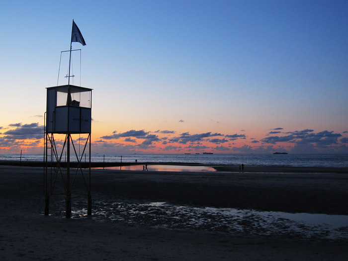Badeturm in der Abenddämmerung