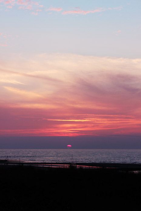 Die rote Sonne versinkt im Meer