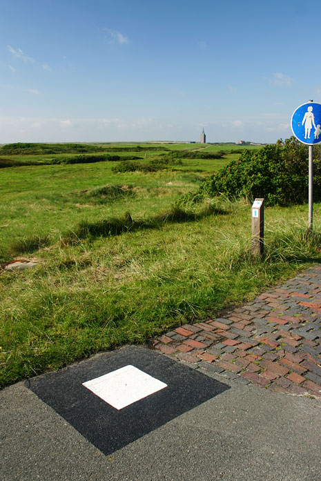 Weiße Markierung auf der Straße zum Westen