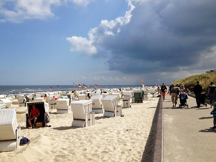Auf der Strandmauer