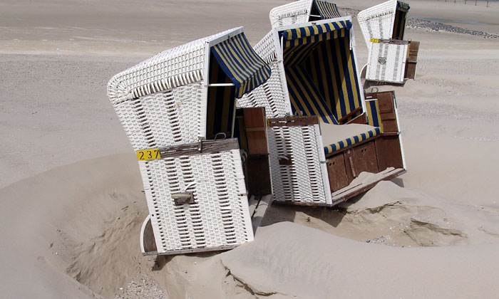 Strandkörbe nach dem Sturm