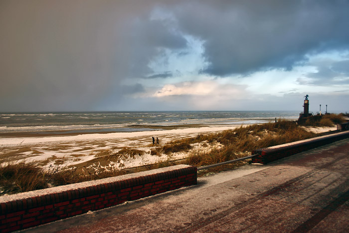 Schneematsch auf der Strandpromenade