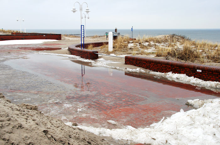 Strandpromenaden-Pfütze