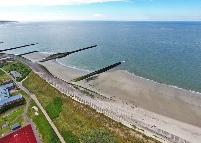 Blick auf Nordwest-Dünen, Deckwerk und Strand