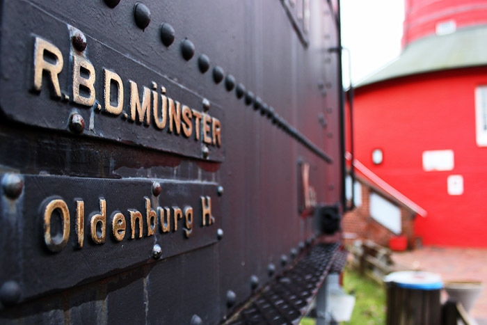 Plaketten an der Lok »99 211«
