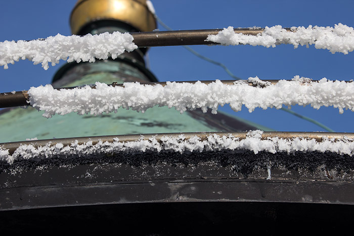 Advektionsreif auf dem Dach des Leuchtturms