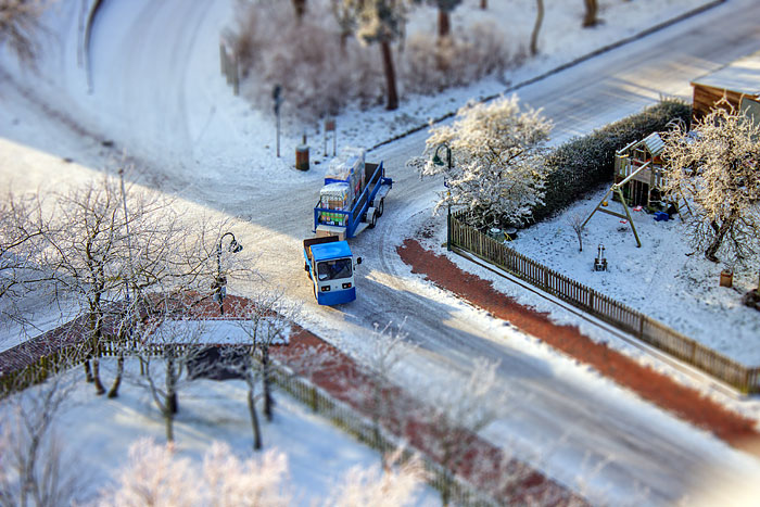 Straßenkreuzung mit E-Karren