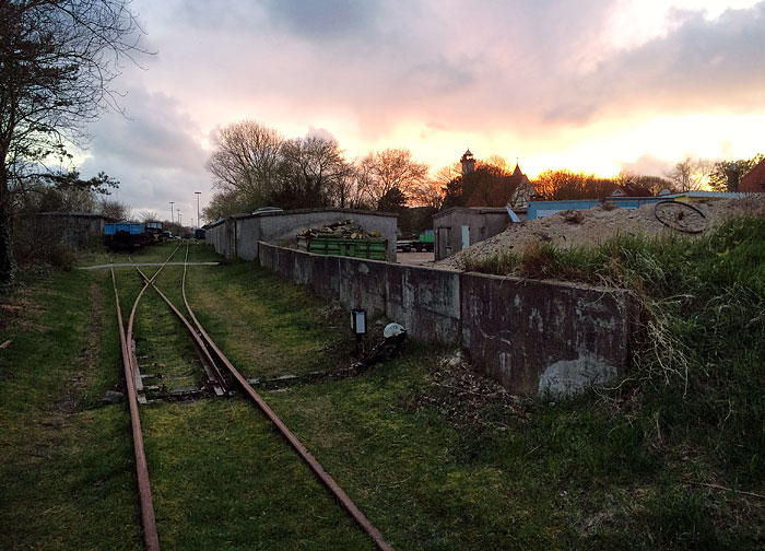 Bahngelände am Abend