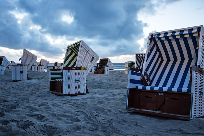 Strandkörbe am Abend