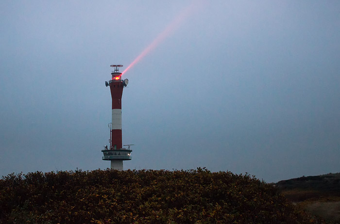 Neuer Leuchtturm in der Abenddämmerung