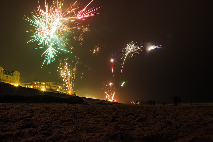 Silvester-Feuerwerk vom Strand aus gesehen