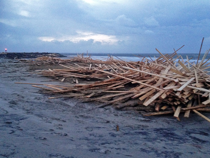 Bauholz am Strand
