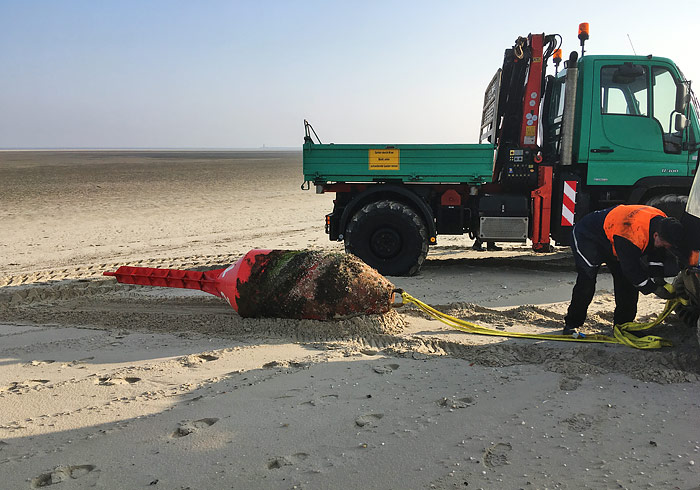 Bergung einer Spierentonne am Ostende