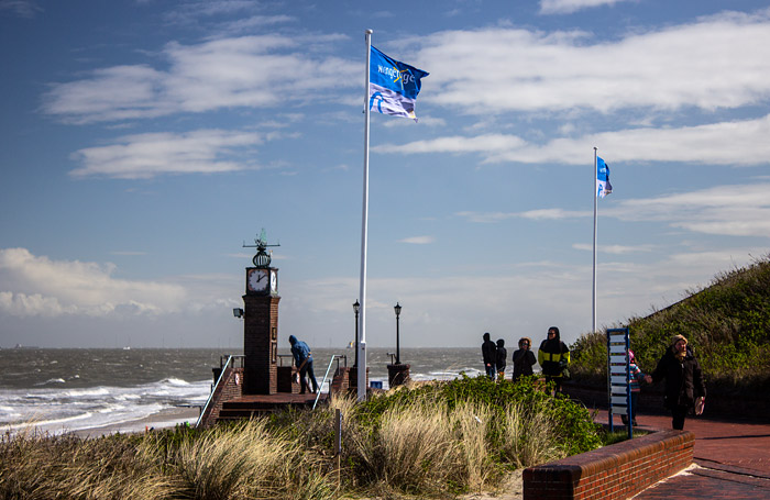 Strandpromenade mit Hauptuhr