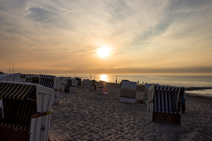 Strandkörbe im Abendlicht