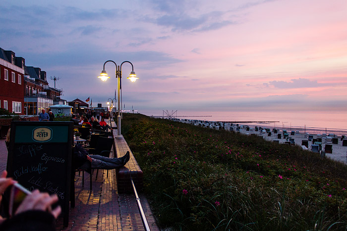 Strandpromenade zur Dämmerungszeit