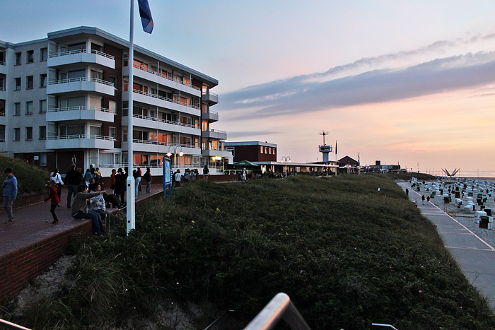 Westliche Strandpromenade in der Dämmerung