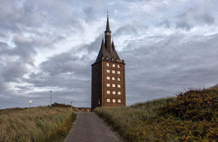 Westturm von der Straße zum Westen her gesehen