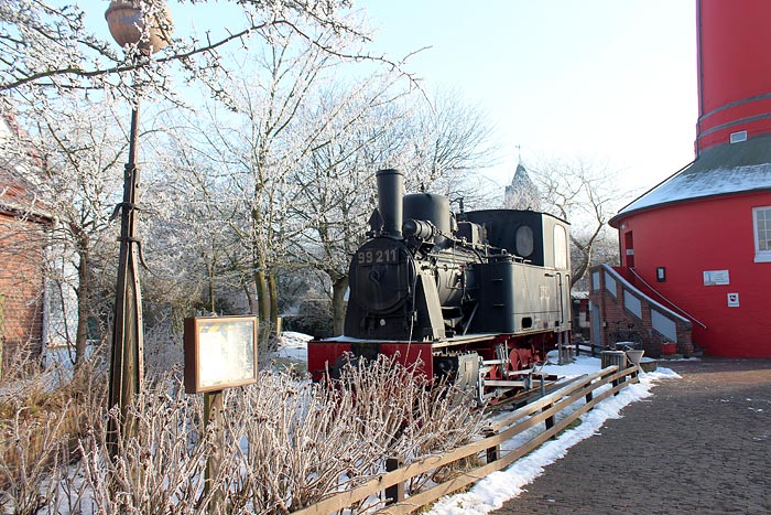 Lok 99 211 vor dem Alten Leuchtturm
