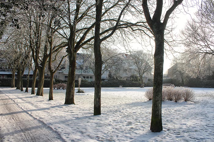 Verschneiter Dorfplatz