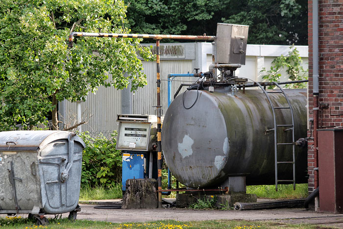 Tank mit Zapfsäule am Bahnhof