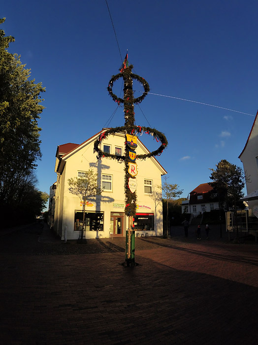 Maibaum auf dem Appellplatz