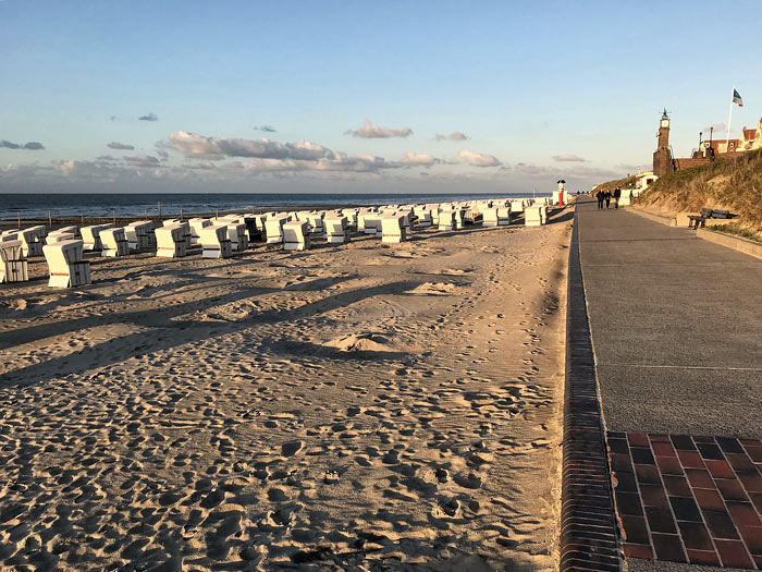 Auf der Strandmauer