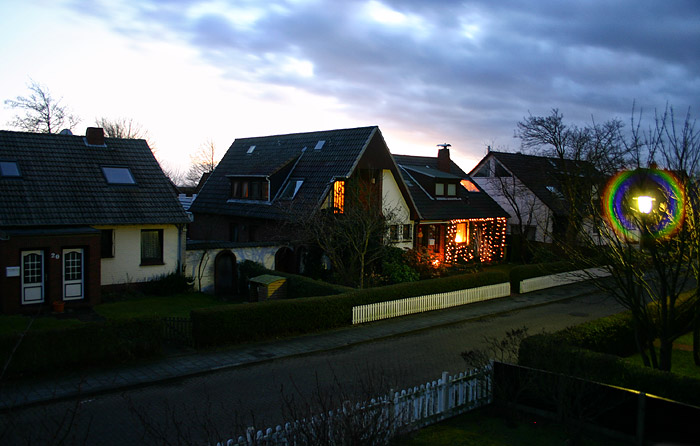 Dorfgrodenstraße im dämmerigen Abendlicht