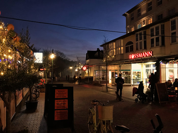 Abenddämmerung im Dorf