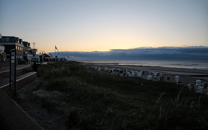 Strandpromenade und Strand im Dämmerlicht