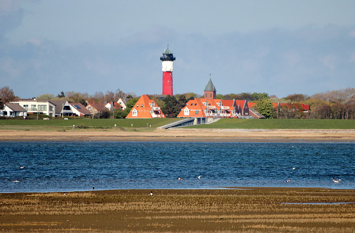 Blick über die Salinebucht hinweg zum Dorf